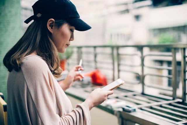 スマートフォンを操作する女性